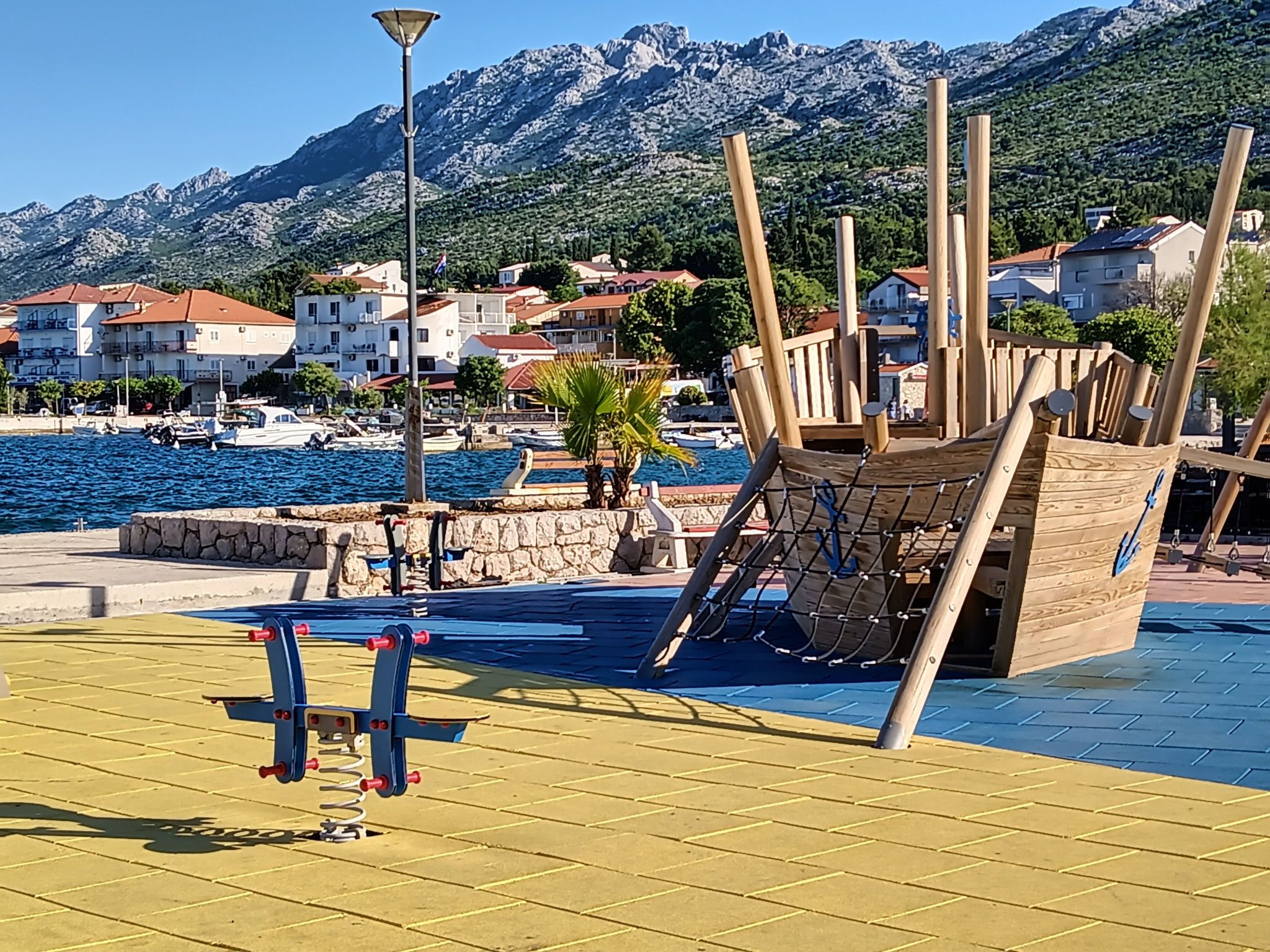 Geräumige Wohnung in Starigrad mit privatem Parkplatz und Bergblick-Outside