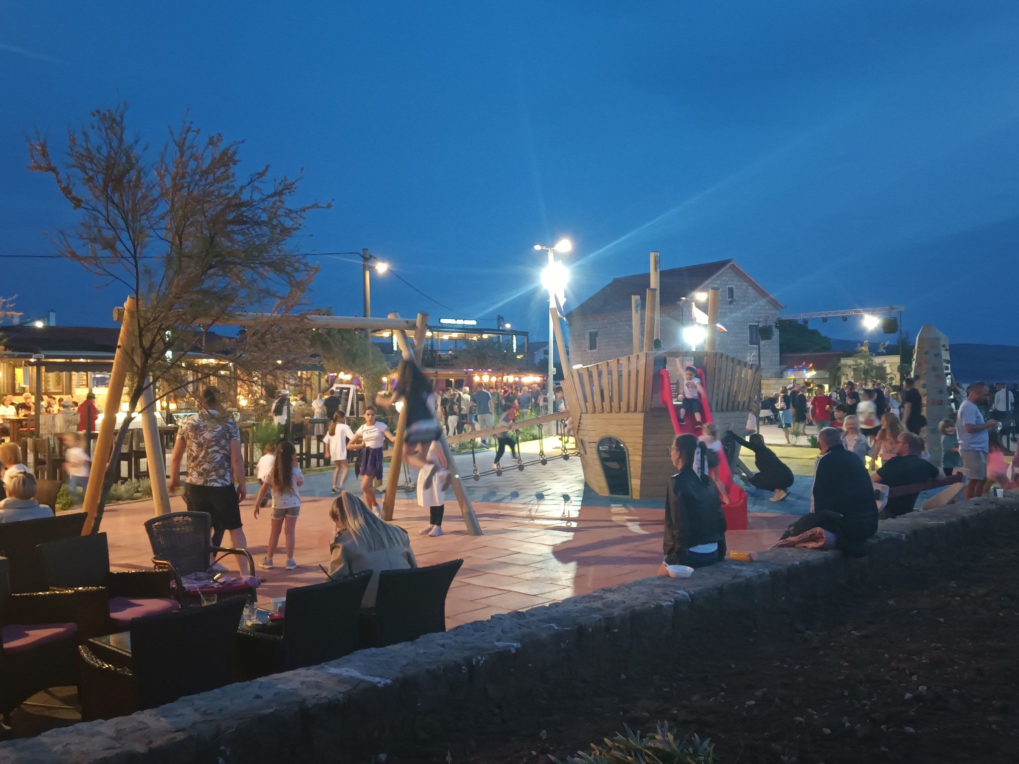Geräumige Wohnung in Starigrad mit privatem Parkplatz und Bergblick-Outside