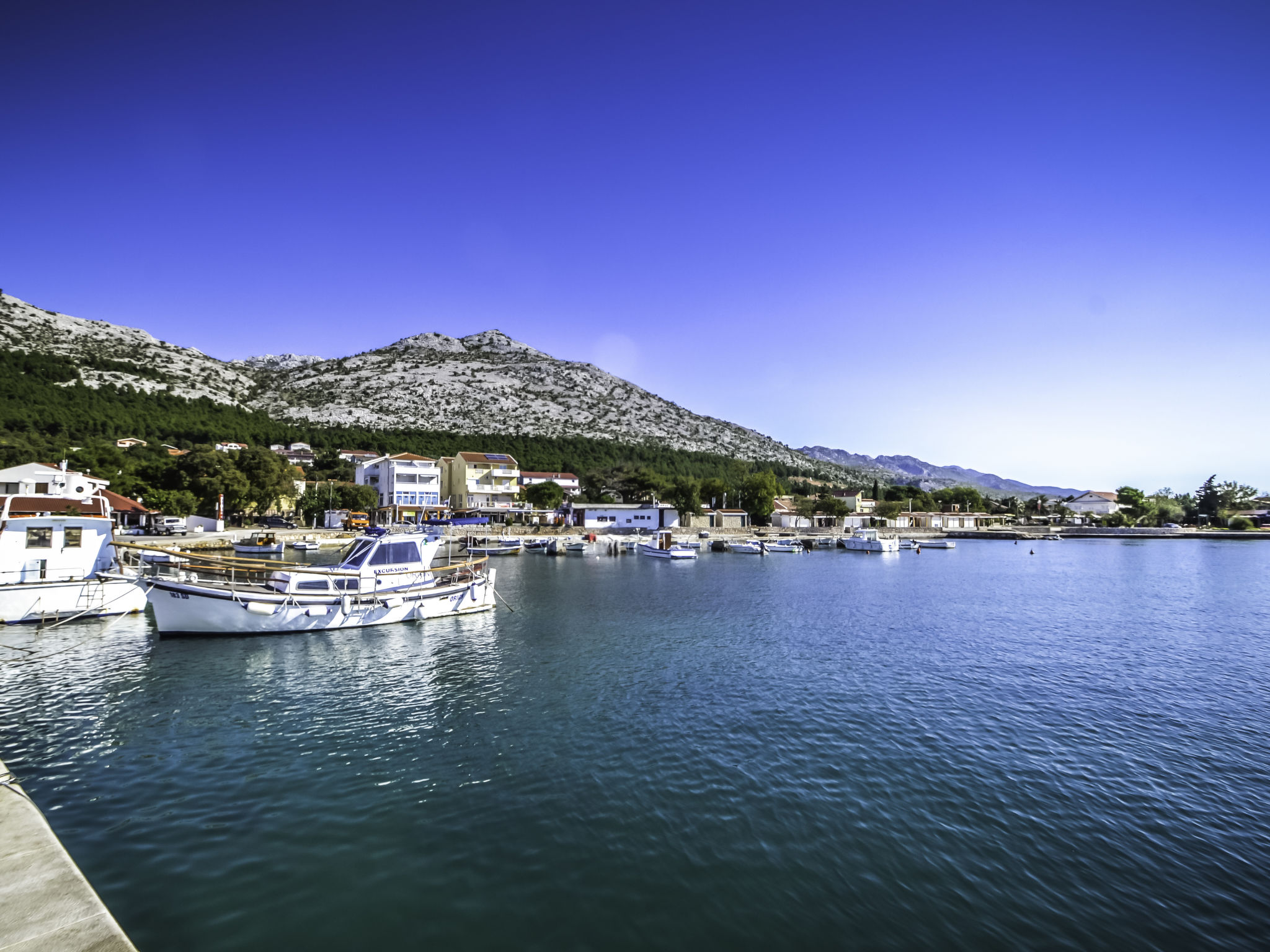 Geräumige Wohnung in Starigrad mit privatem Parkplatz und Bergblick-Area
