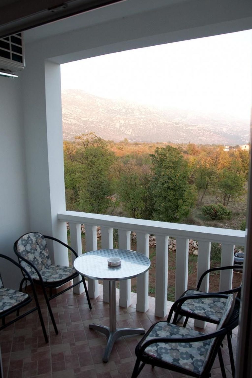 Mit Balkon für vier Personen-Image-tags.info