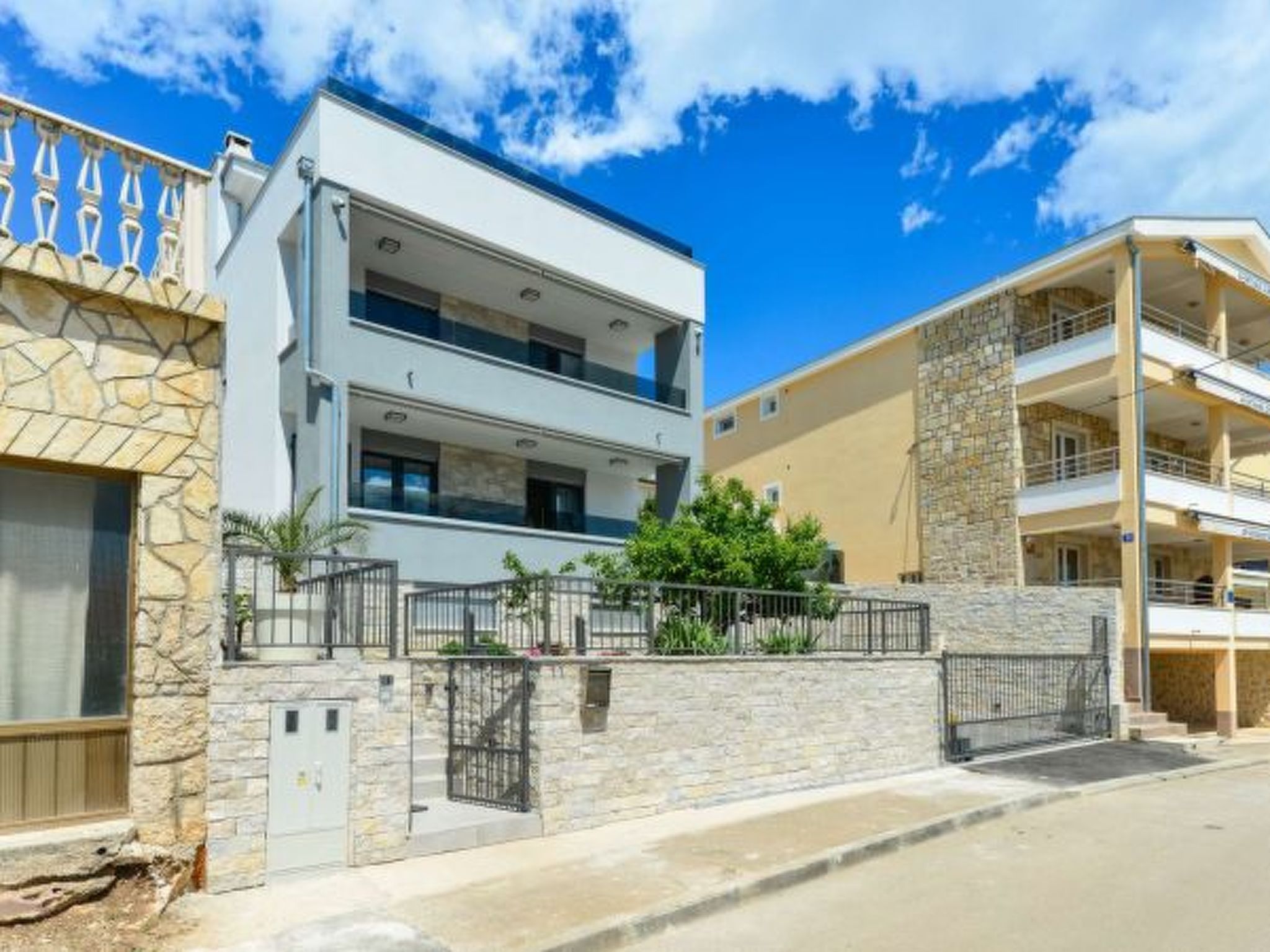 Modern Villa Futura with pool - Image-tags.info