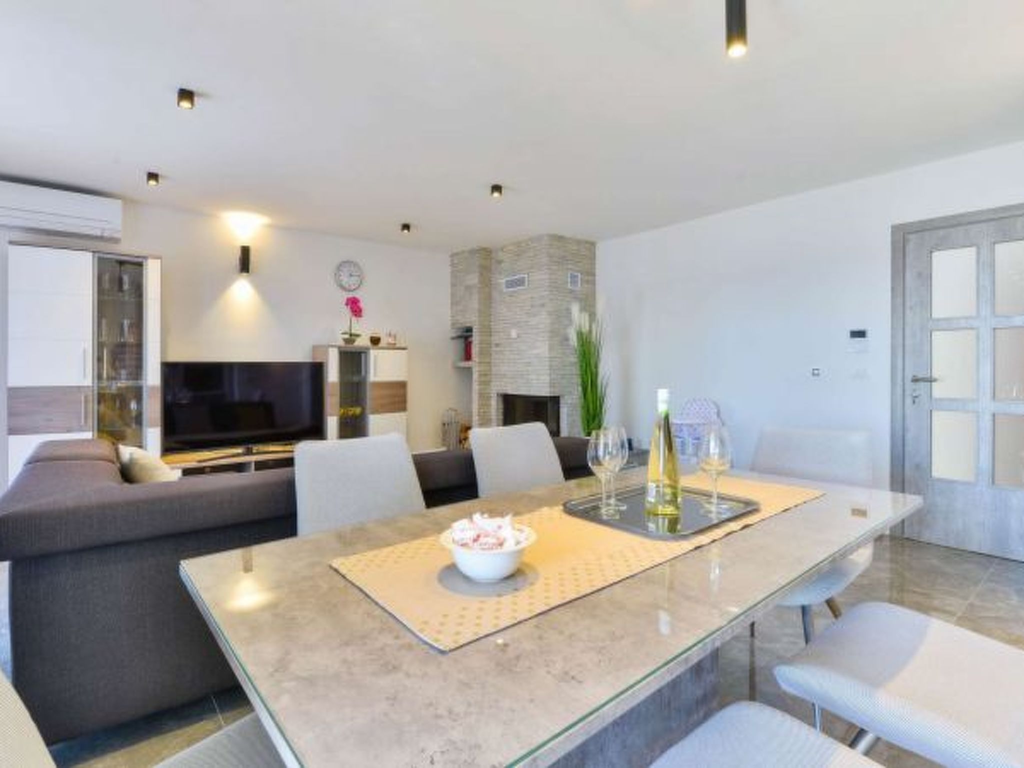 Modern Villa Futura with pool - Image-tags.info