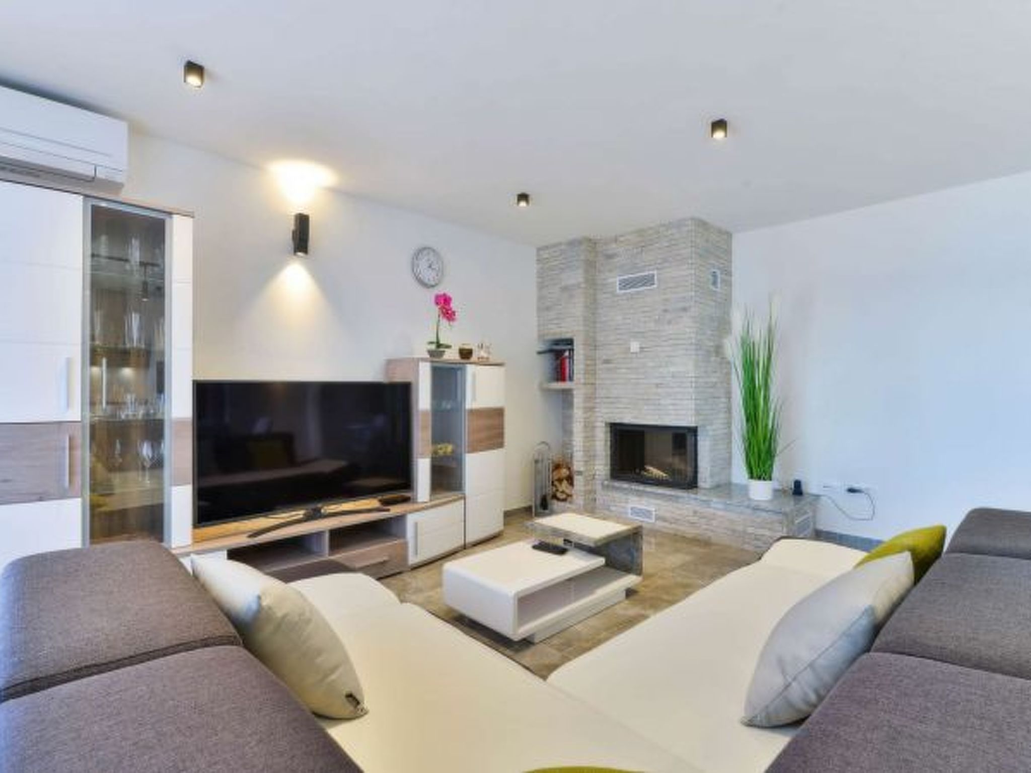 Modern Villa Futura with pool - Image-tags.info