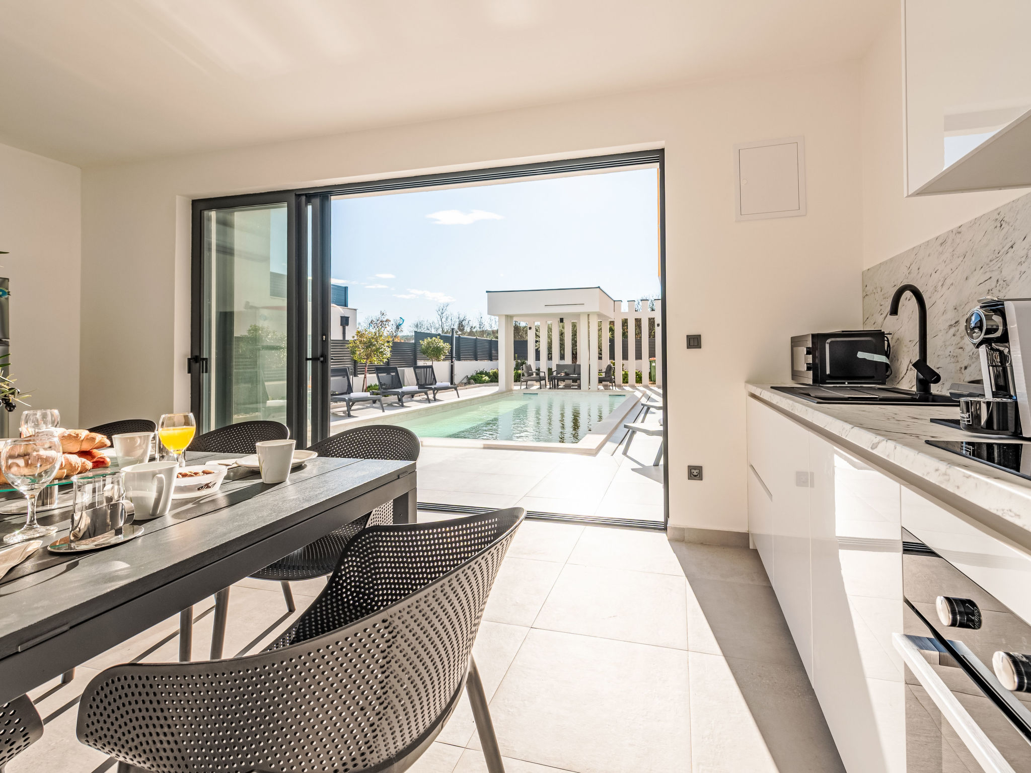 Villa with heated pool - Binnen