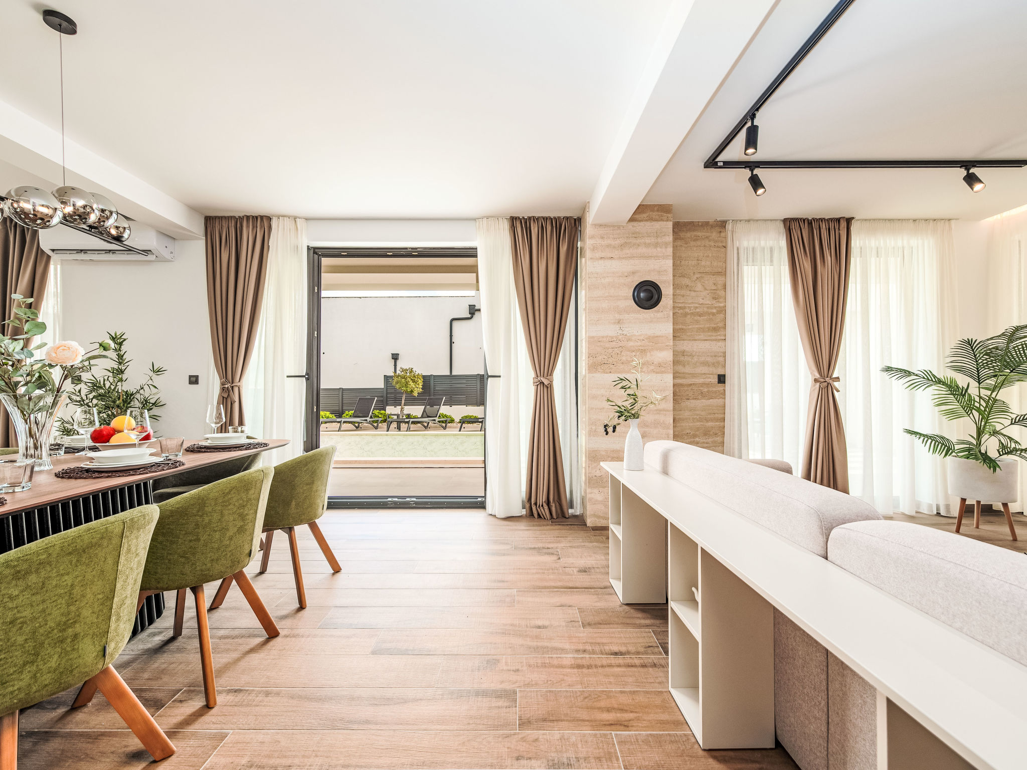 Villa with heated pool - Binnen