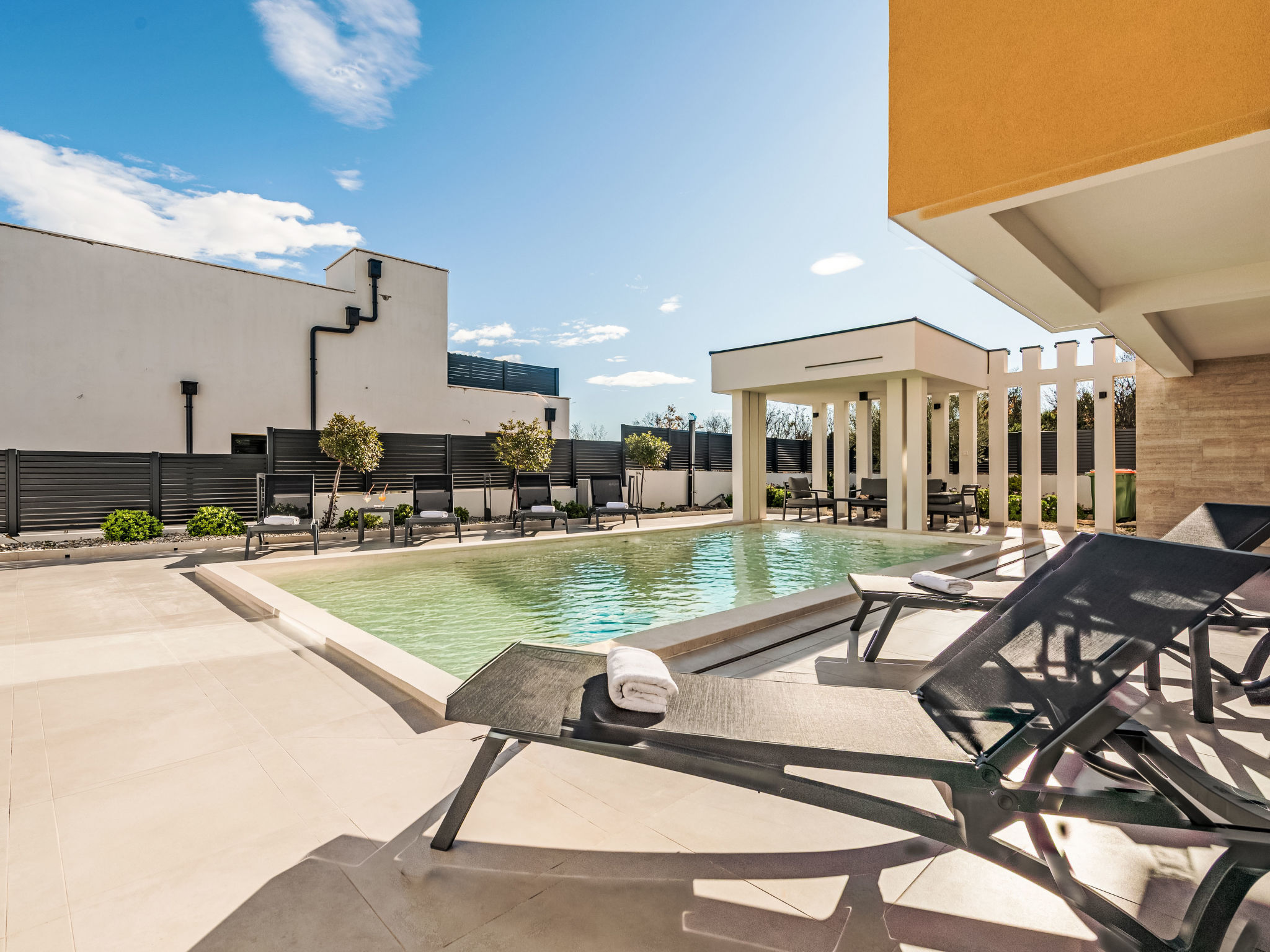 Villa with heated pool - Buiten