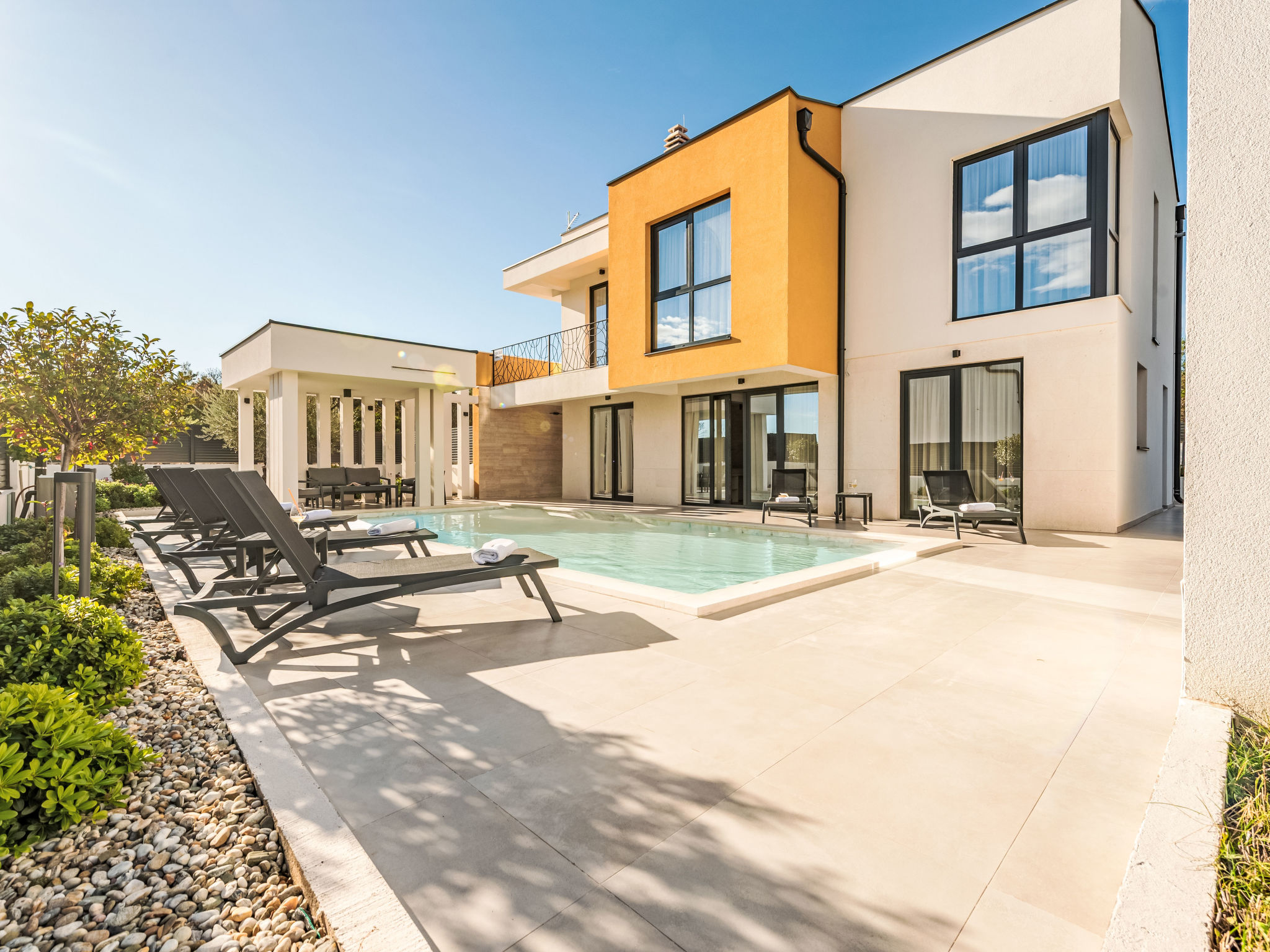 Villa with heated pool - Buiten
