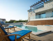 Luxe Villa Anka: privé-verwarmd zwembad direct aan zee in Rovanjska - thumbnail 1