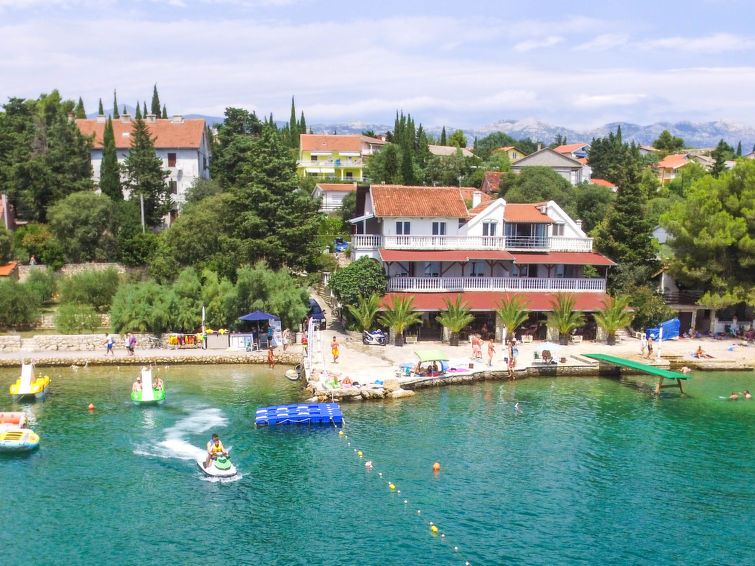 6-persoons appartement met zeezicht direct aan het strand in Maslenica in Maslenica