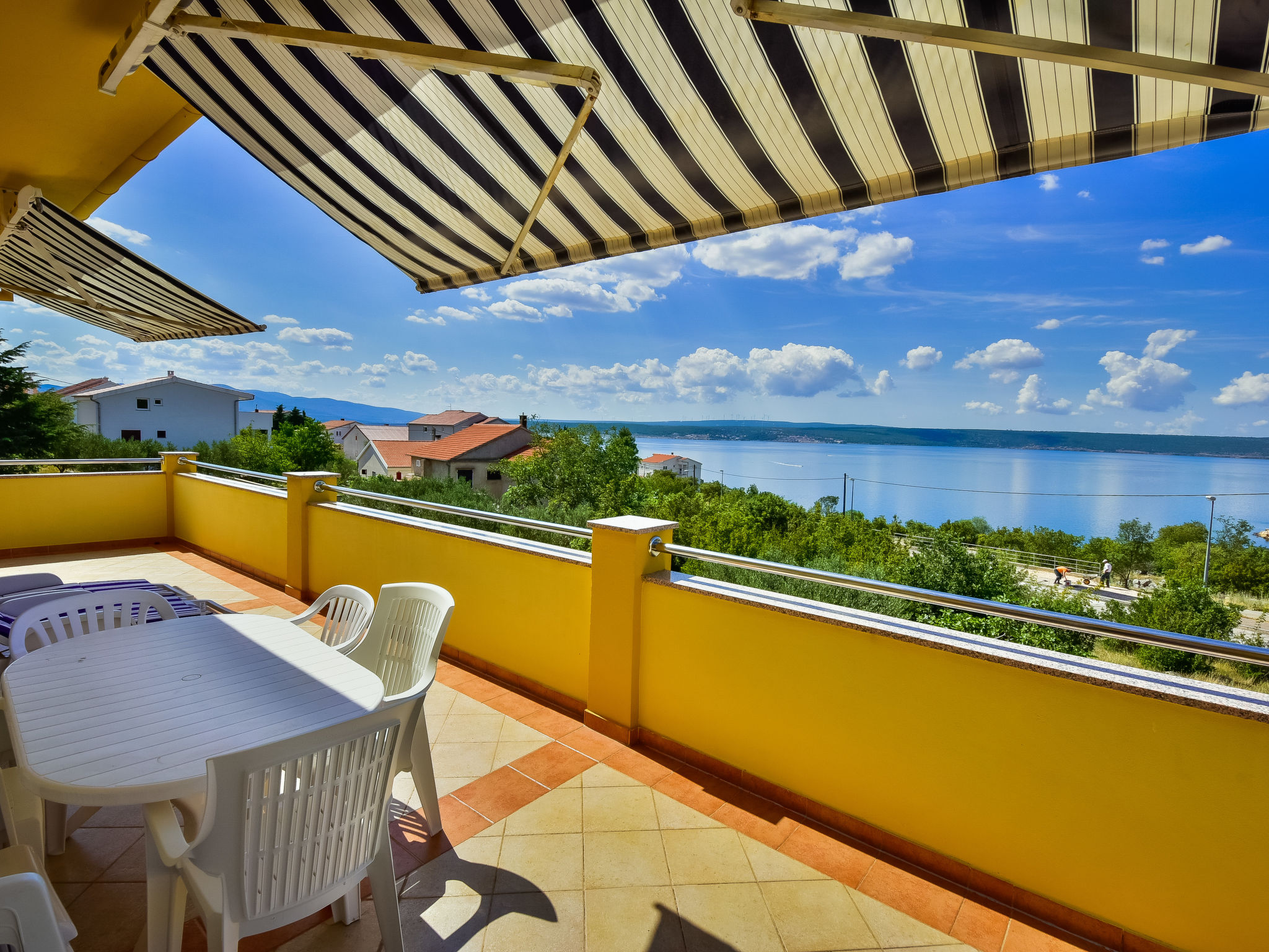 Appartement 5-kamers 100 m2 op de 1e verdieping, op het zuidwesten gelegen. Woon-/eetkamer 30 m2 met TV (Flatscreen TV), air-conditioning. Uitgang naar het terras. 1 kamer met 1 2-pers bed (2 x 90 cm,..