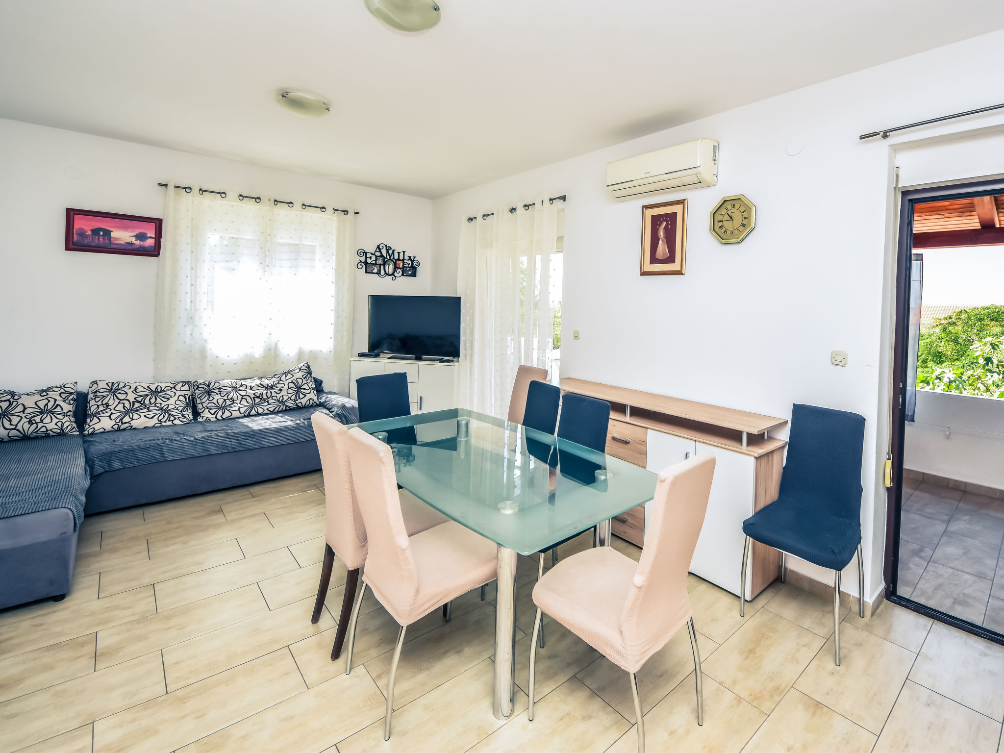 Huis 5-kamers 100 m2 op 2 verdiepingen, op het zuidwesten gelegen. Woon-/eetkamer 25 m2 met Sat-TV (Flatscreen TV), air-conditioning. Uitgang naar het terras. 1 kamer met 2 bedden (90 cm, lengte 200 c..
