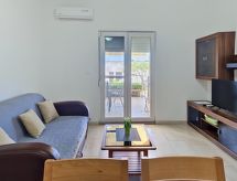 Appartement Ivan in Maslenica: aan zee met uitzicht op de Velebit-bergen - thumbnail 6