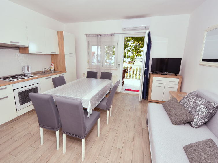 Op 650 m van zee: ruim appartement Magis in Maslenica in Maslenica