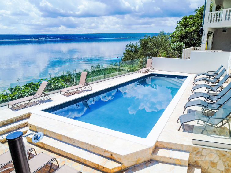 Zonovergoten villa direct aan zee met privézwembad in Maslenica in Maslenica