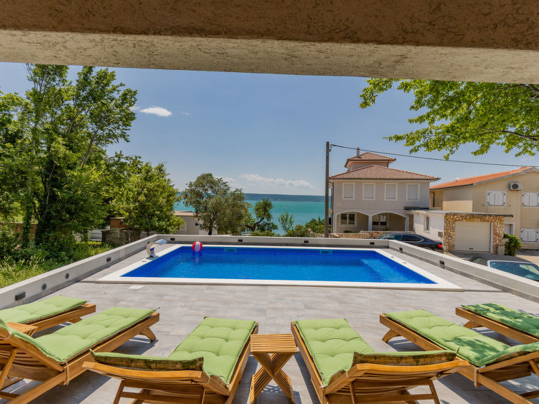 Centraal gelegen appartement Maja met zeezicht in Maslenica in Maslenica