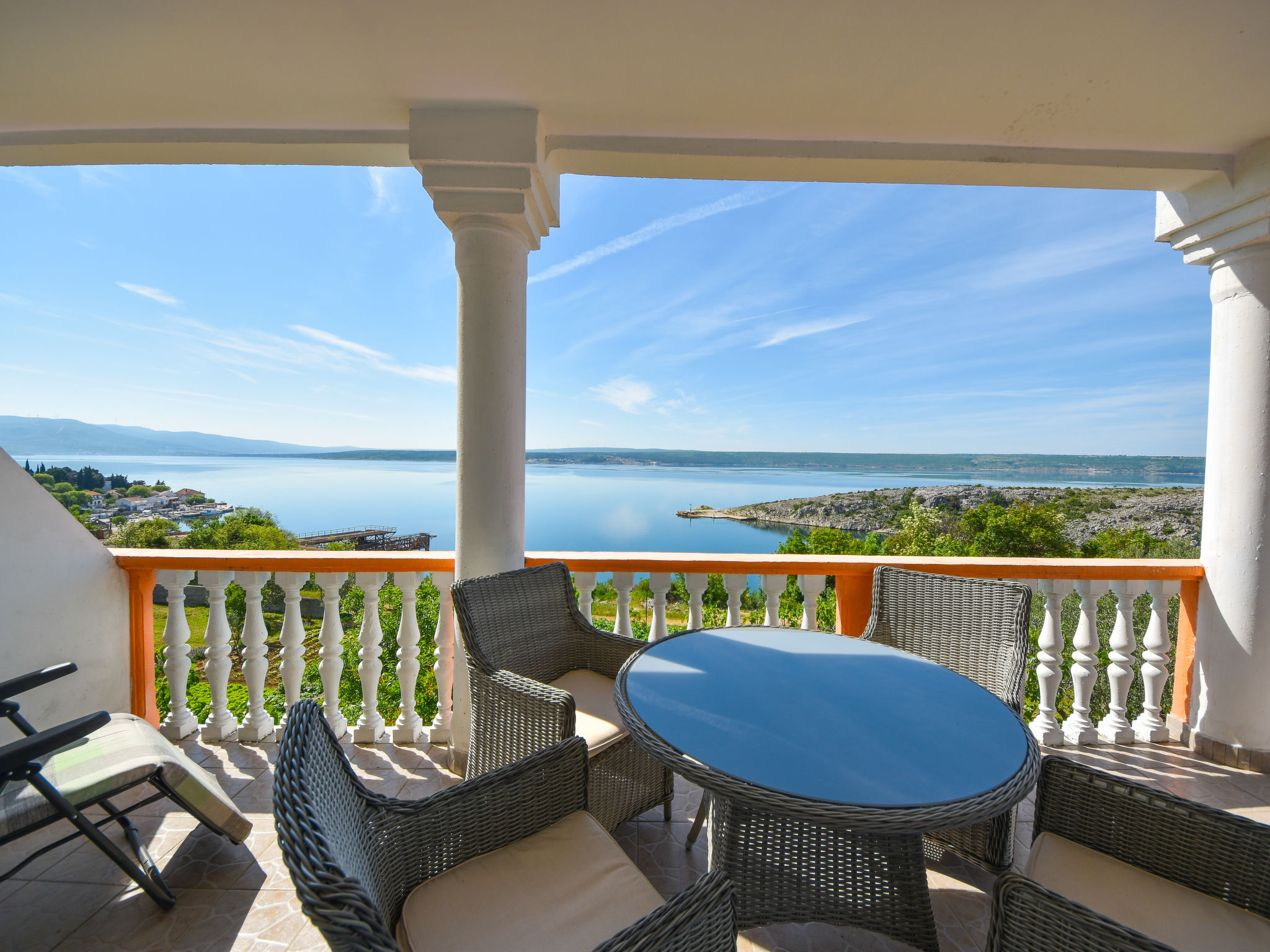 Appartement 4-kamers 100 m2 op de 1e verdieping, op het zuidwesten gelegen. Woon-/eetkamer 30 m2 met 1 divanbed (120 cm, lengte 200 cm), kookhoek en Sat-TV (Flatscreen TV), air-conditioning. Uitgang n..