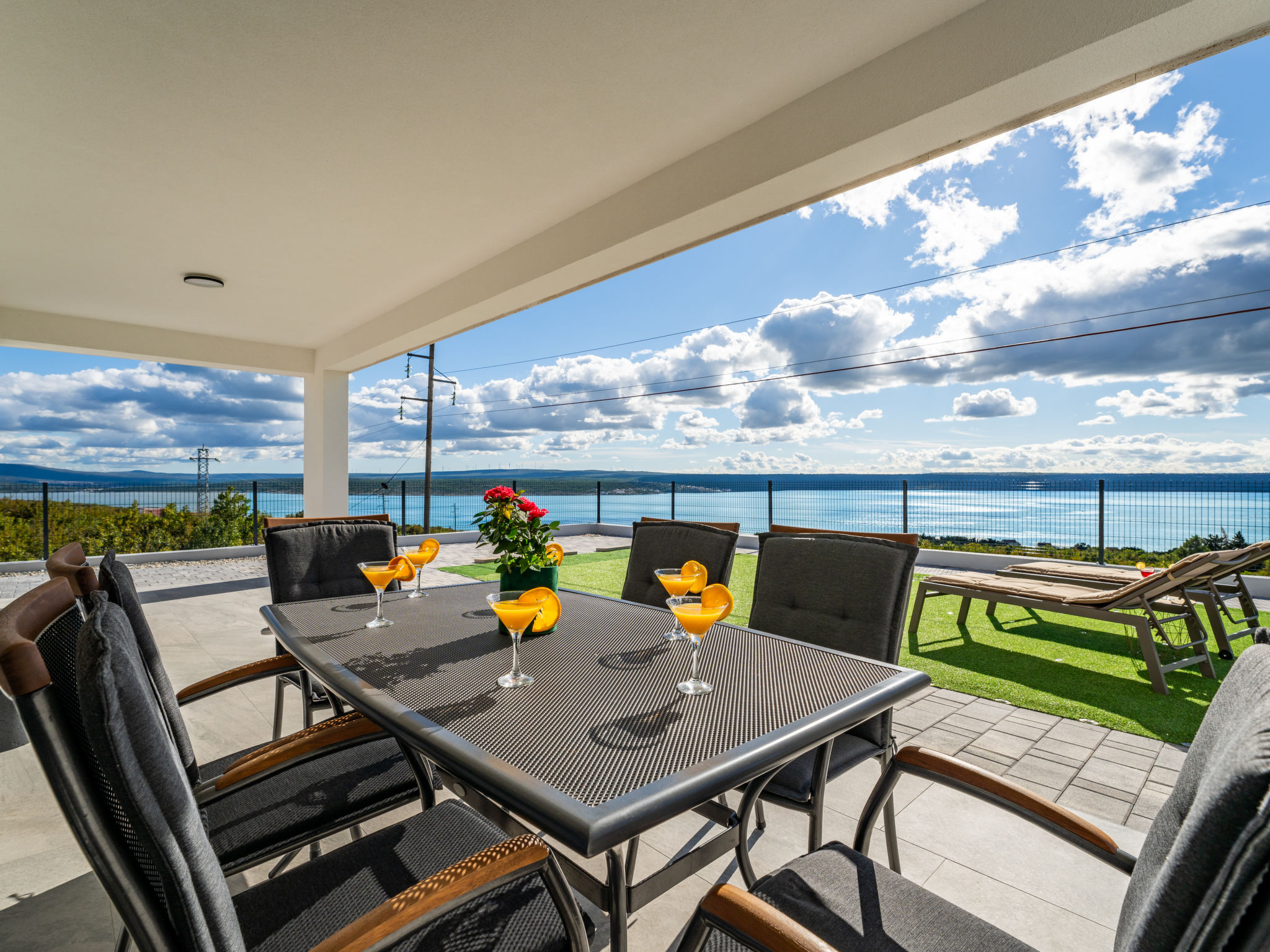 Villa 4-kamers 120 m2, op het zuidwesten gelegen. Woon-/eetkamer 45 m2 met Sat-TV (Flatscreen TV), air-conditioning. Uitgang naar het terras. 3 kamers, elke kamer heeft 1 2-pers bed (160 cm, lengte 20..