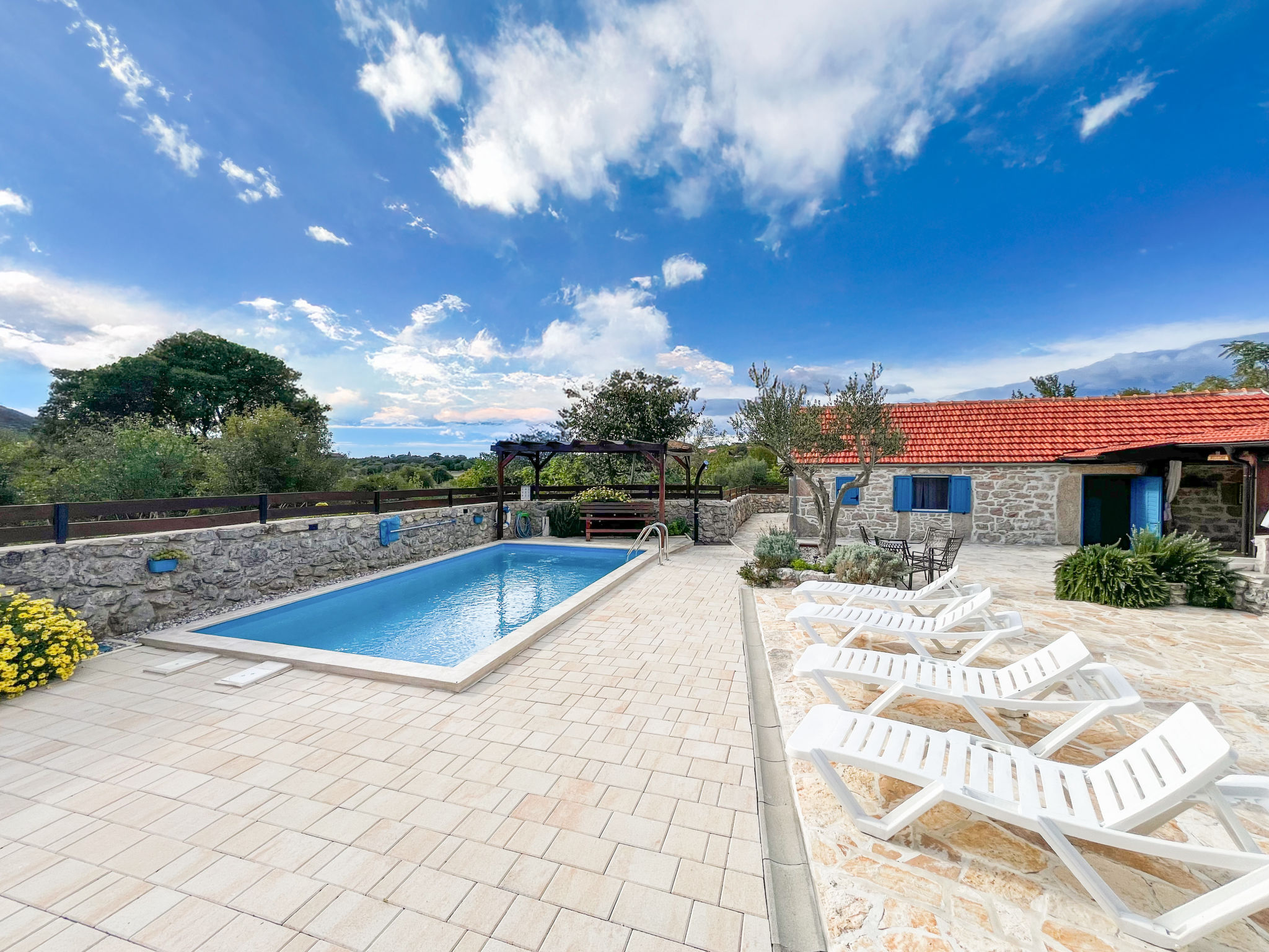 Didini dvori-Outside