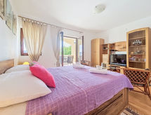Appartement Matal: direct aan zee in Novigrad, op 15 meter van het strand - thumbnail 5