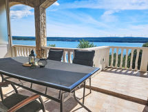 Appartement Matal: direct aan zee in Novigrad, op 15 meter van het strand - thumbnail 1