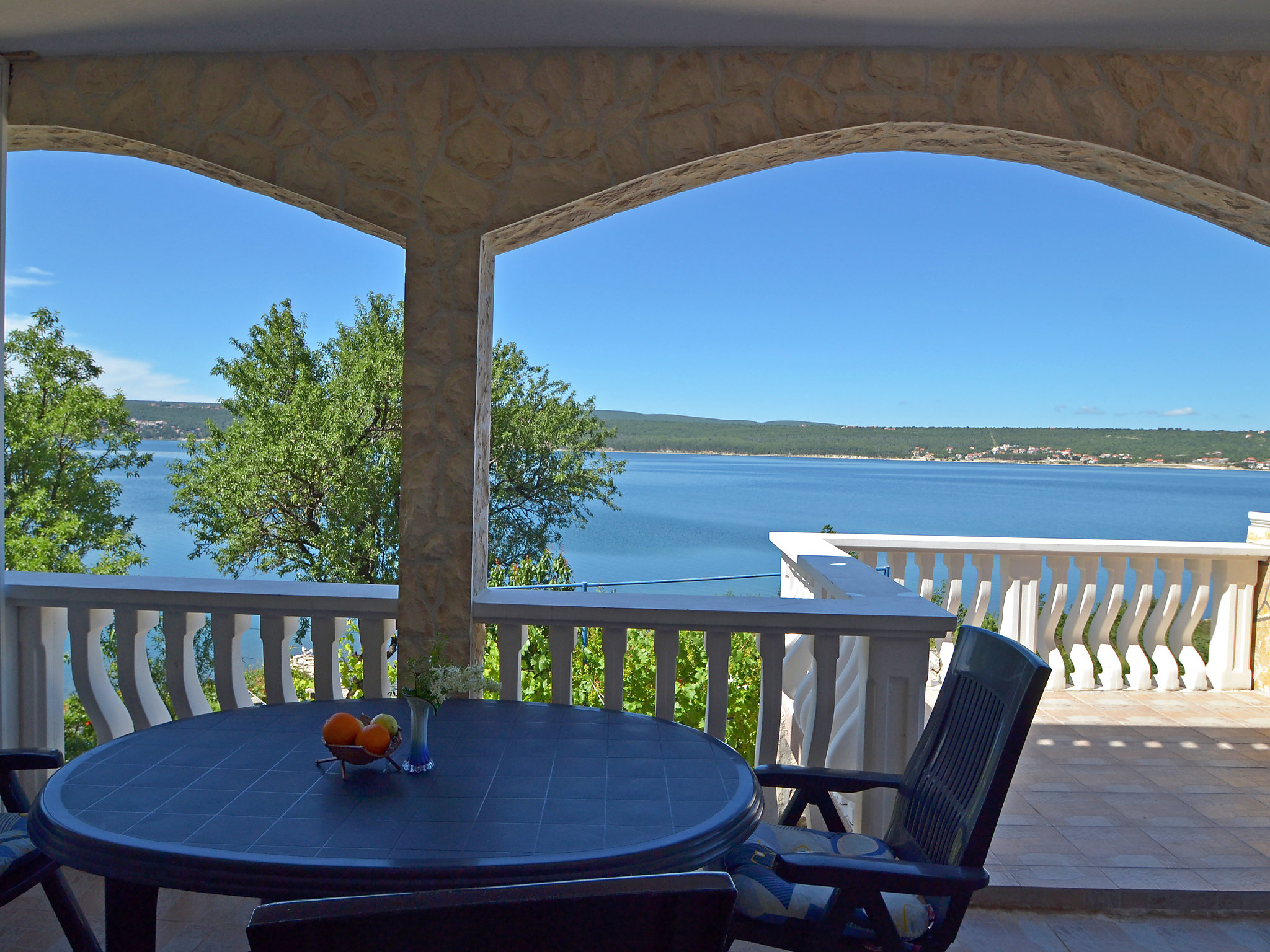 2-Zimmer-Wohnung 50 m2 im 1. Stock, Südwestlage. Wohn-/Schlafzimmer mit 1 Doppelbett (2 x 90 cm, Länge 200 cm), Sat-TV (Flachbildschirm), Klimaanlage. Ausgang zur Terrasse. 1 Zimmer mit 1 Bett (90 c..