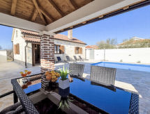 Vrijstaande woning Kristina met privézwembad bij Novigrad - thumbnail 2