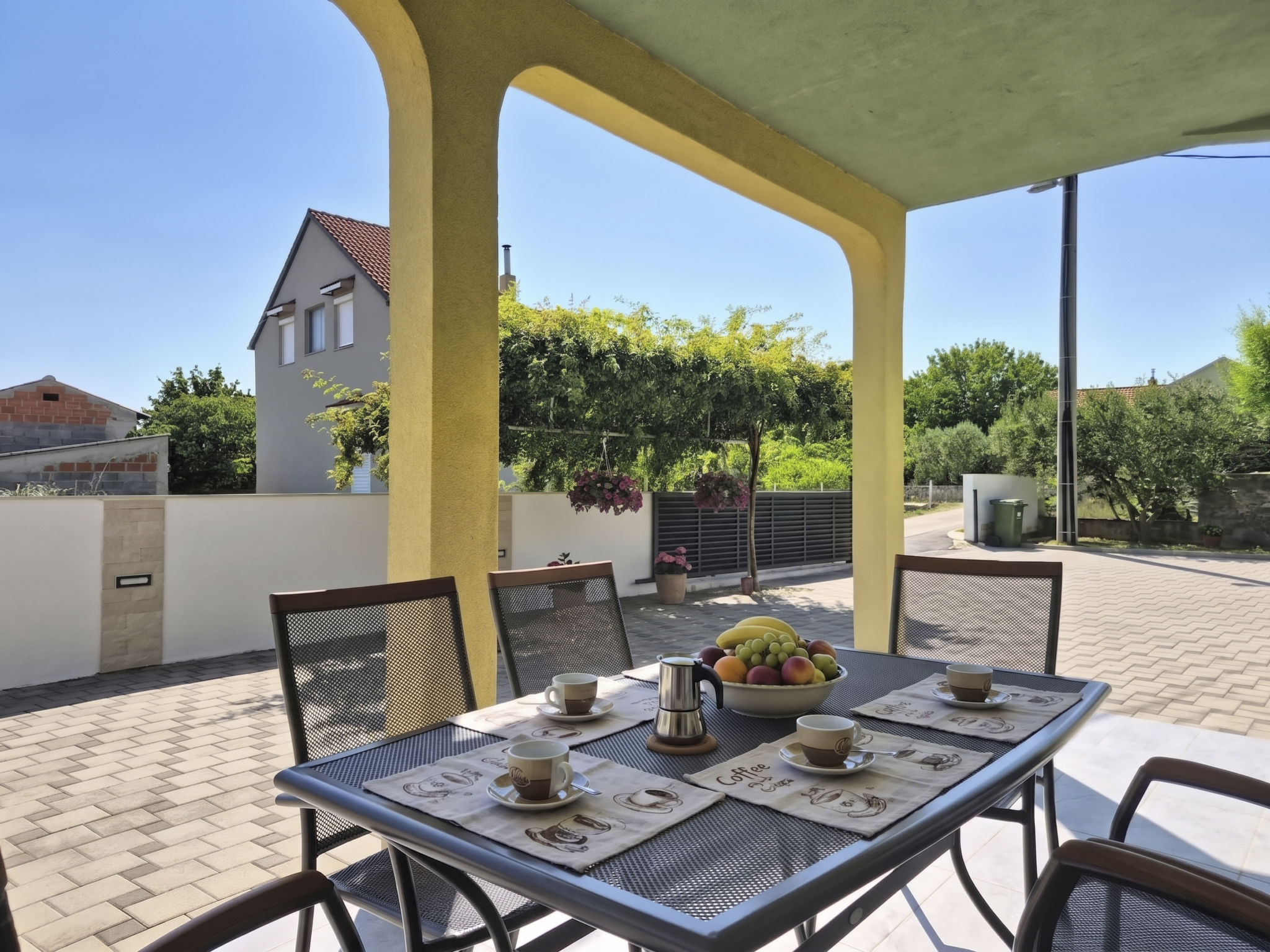 Huis 3-kamers 80 m2, op het zuidwesten gelegen. Woon-/eetkamer 30 m2 met Sat-TV (Flatscreen TV), air-conditioning. Uitgang naar het terras. 1 kamer met 1 2-pers bed (160 cm, lengte 200 cm). 1 kamer me..