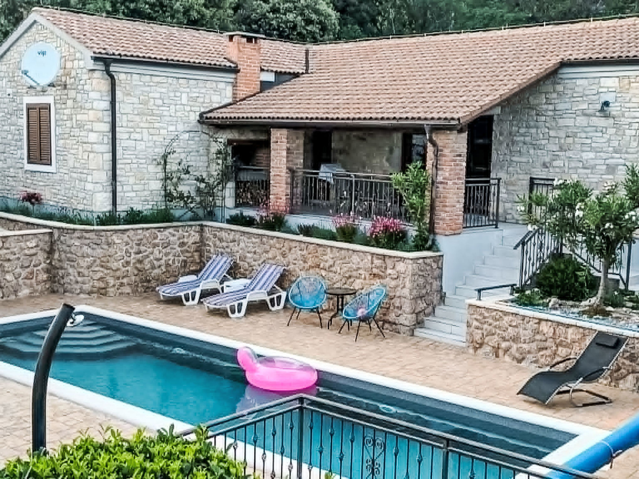 Ferienvilla Roko mit beheiztem Pool - Buiten