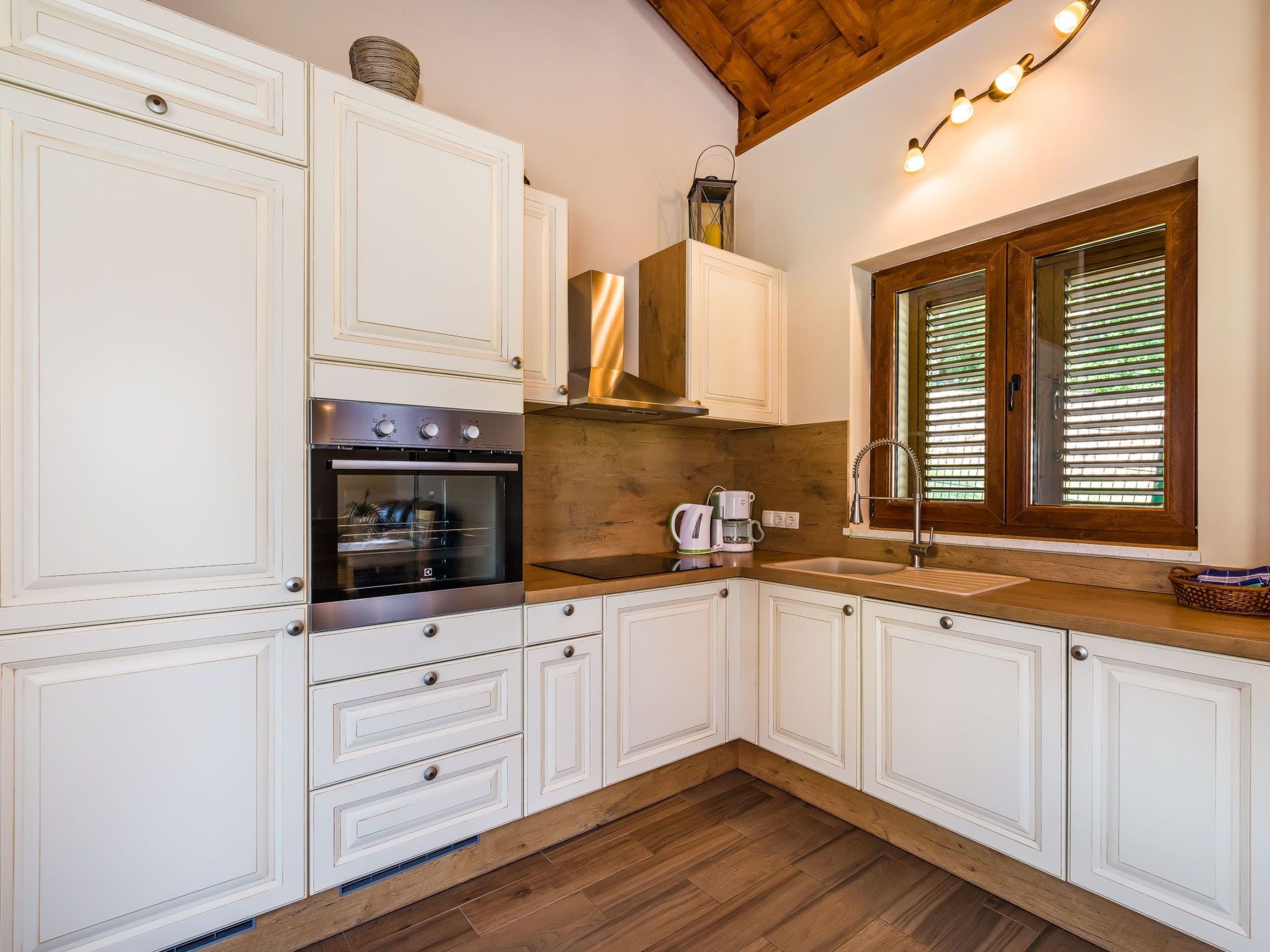 Ferienvilla Roko mit beheiztem Pool-Binnen