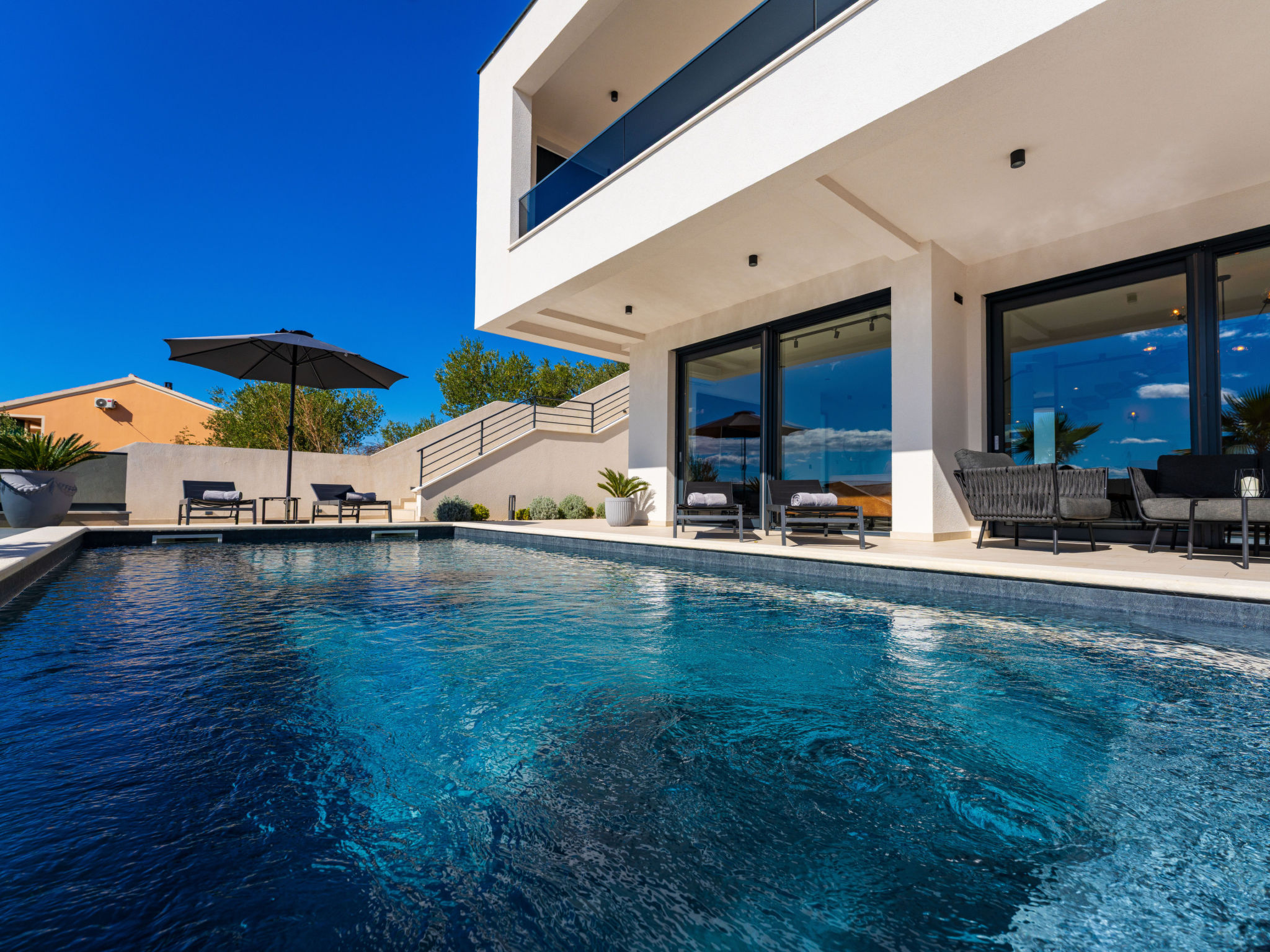 Villa S.