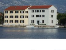 Duplex-Apartment mit Blick auf das Meer und den Garten