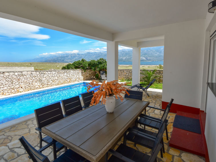 Op 600m van het centrum: Ruim vakantiehuis met privézwembad in Ražanac in Ražanac