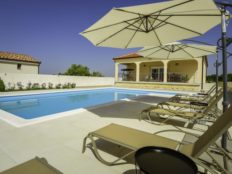 Centraal gelegen vakantiehuis Nisa met privézwembad in Ražanac in Ražanac