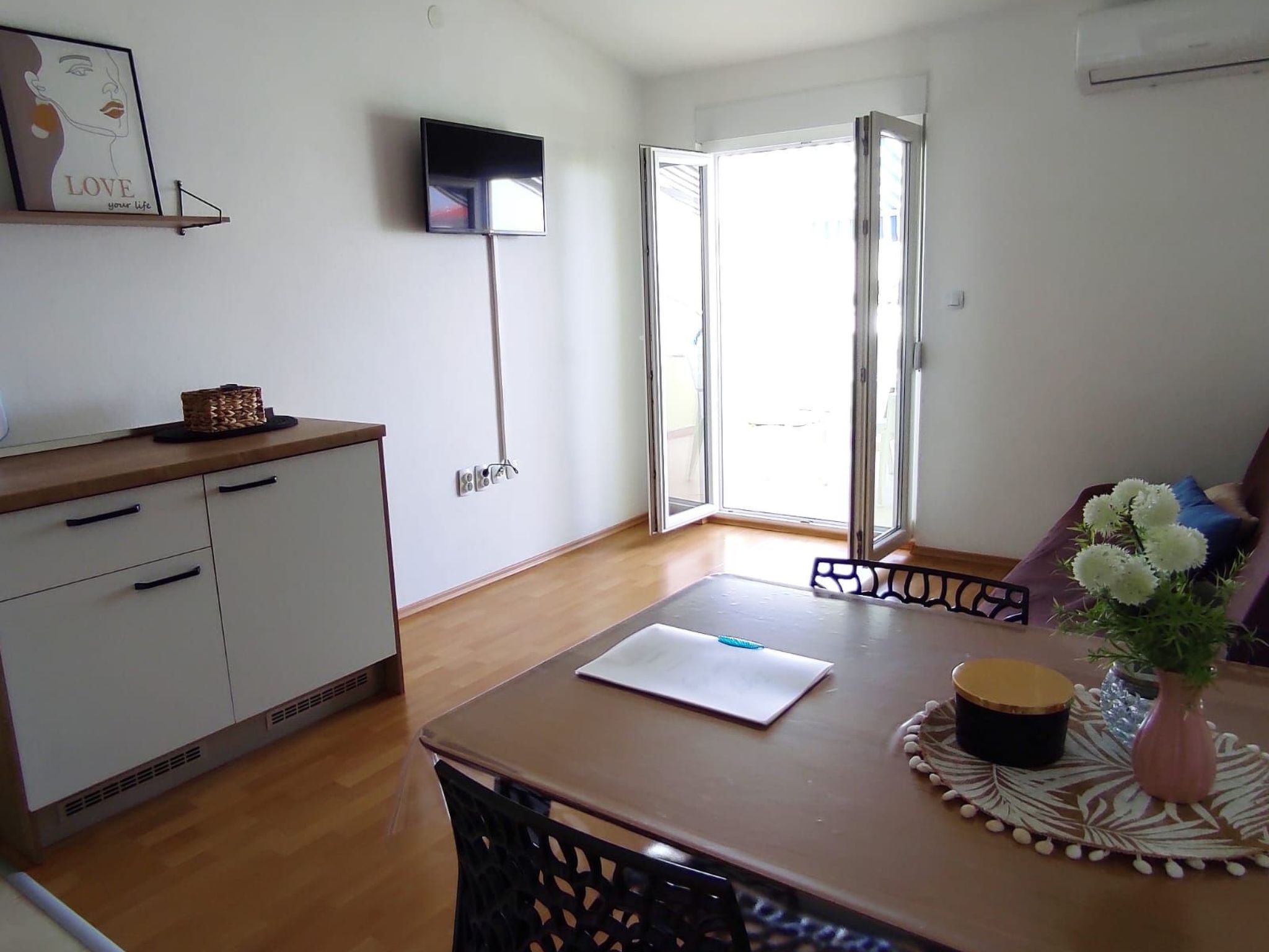 Appartement mit Balkon-Drinnen