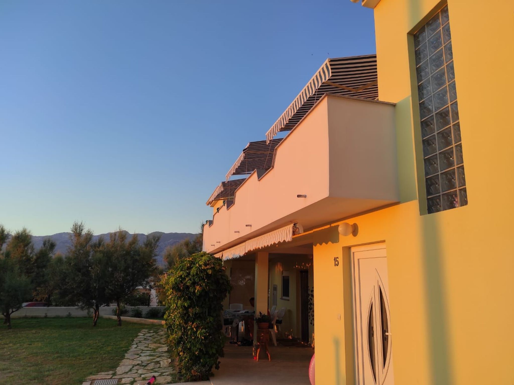 Appartement mit Balkon-Dehors