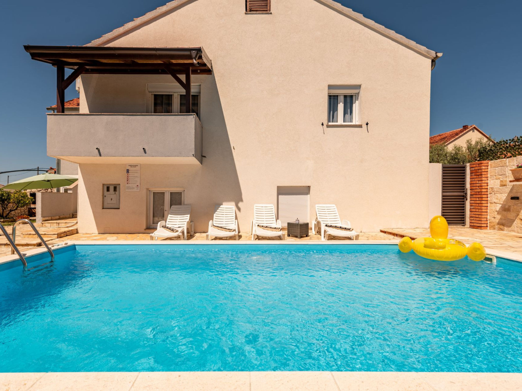 Villa Ariane with pool - Buiten