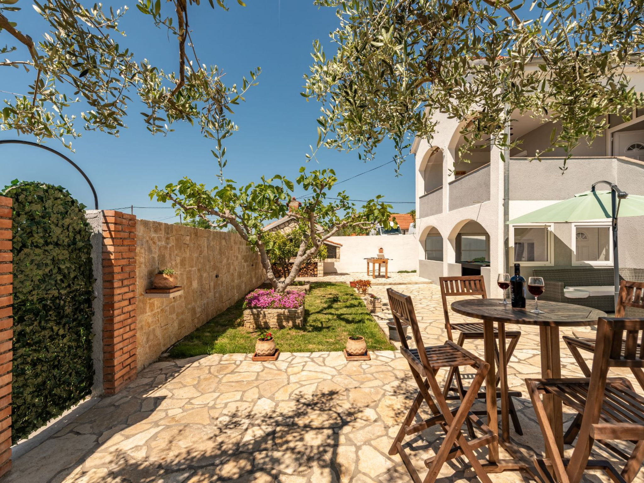 Villa Ariane with pool - Buiten