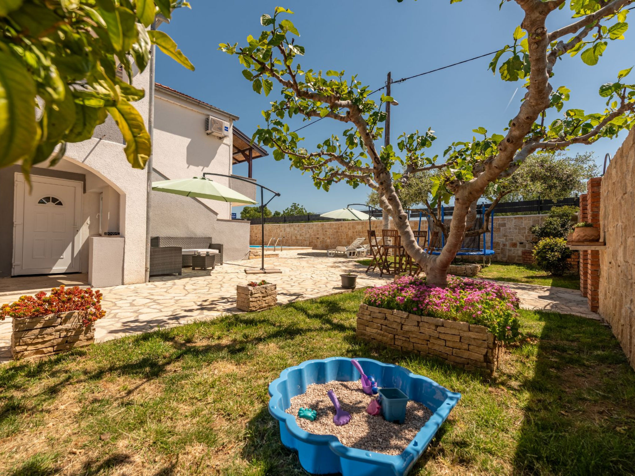 Villa Ariane with pool - Buiten