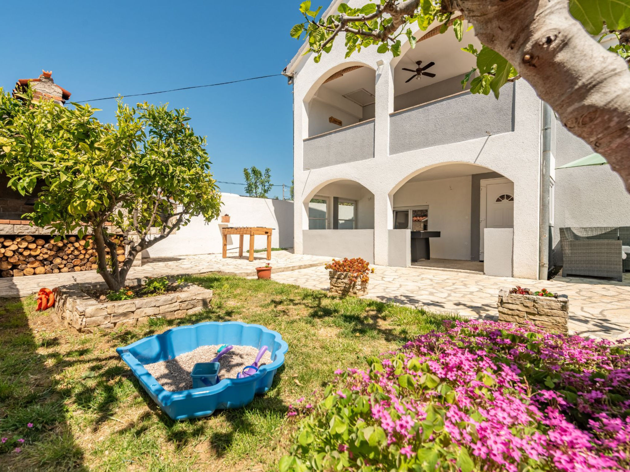 Villa Ariane with pool - Buiten