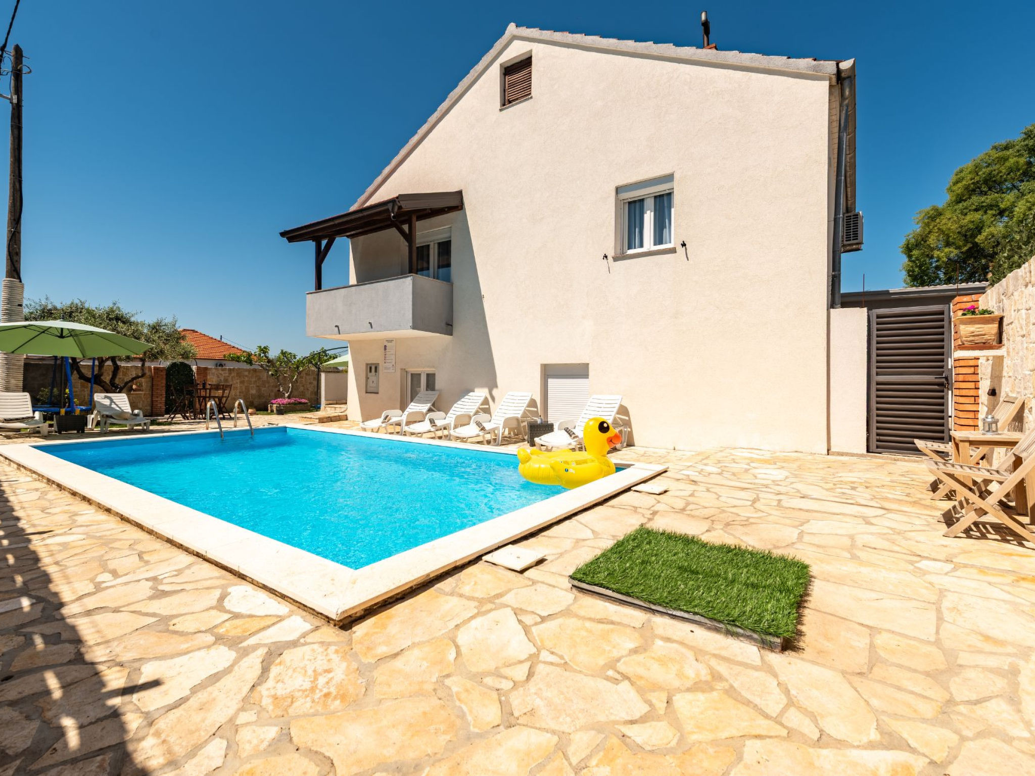 Villa Ariane with pool - Buiten