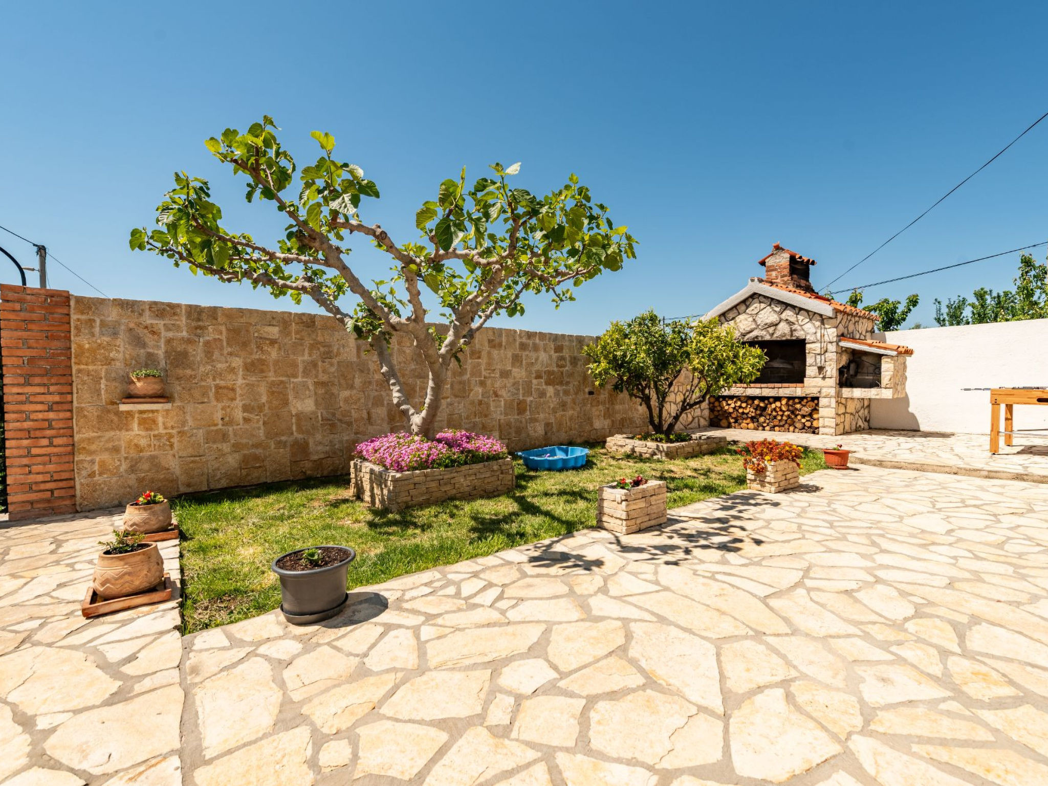 Villa Ariane with pool - Buiten
