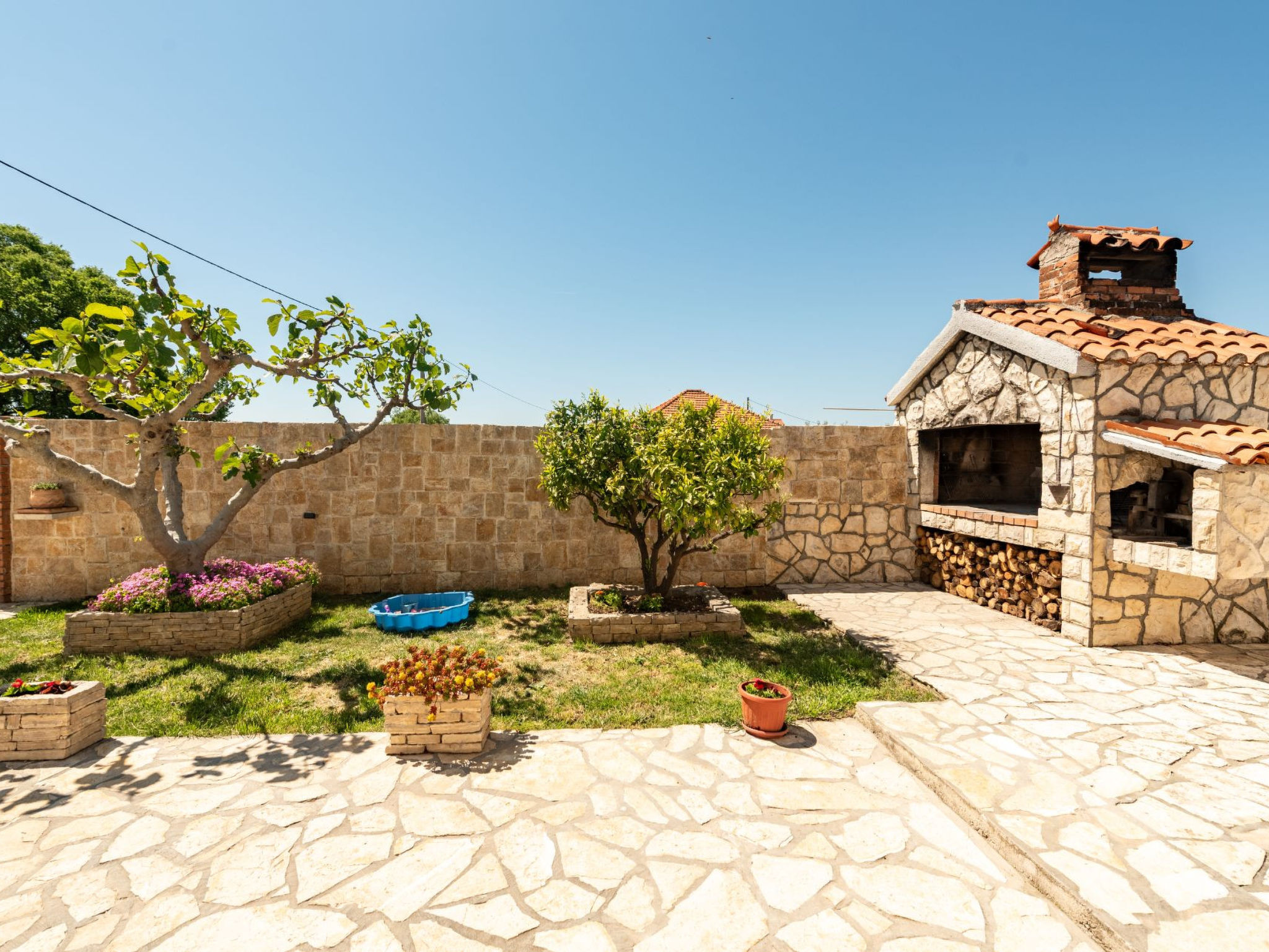 Villa Ariane with pool - Buiten