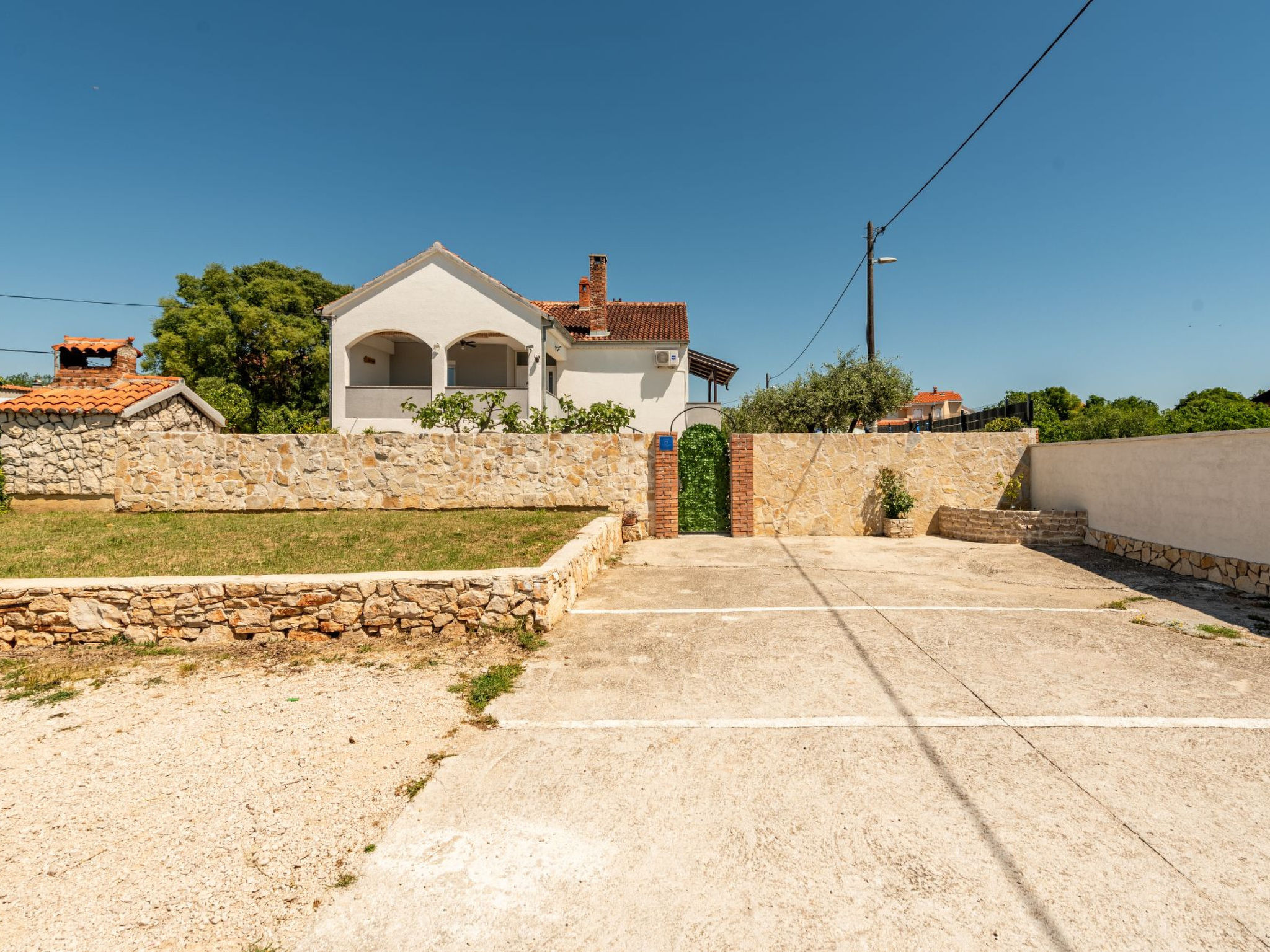 Villa Ariane with pool - Buiten