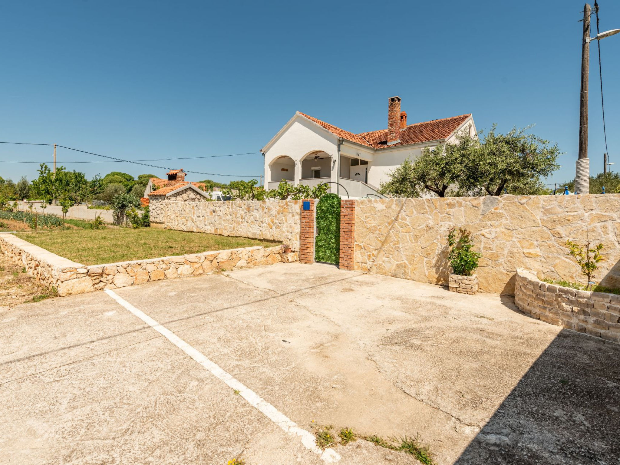 Villa Ariane with pool - Buiten