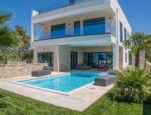 Villa Four Seasons Ljubac: Luxe & Zeezicht op 30 meter van het strand - thumbnail 1