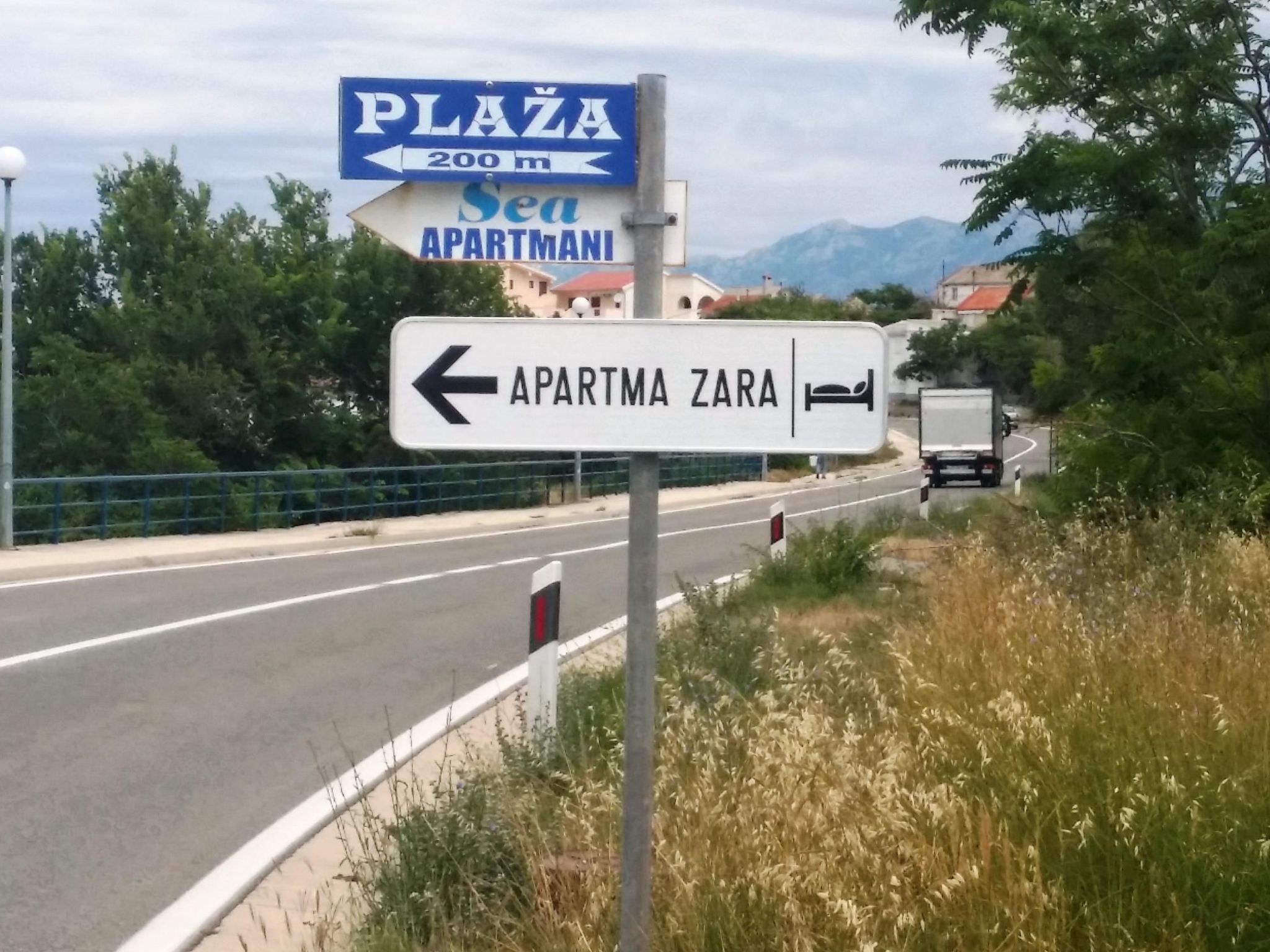 "Zara" mit Blick auf das Wasser-Drinnen