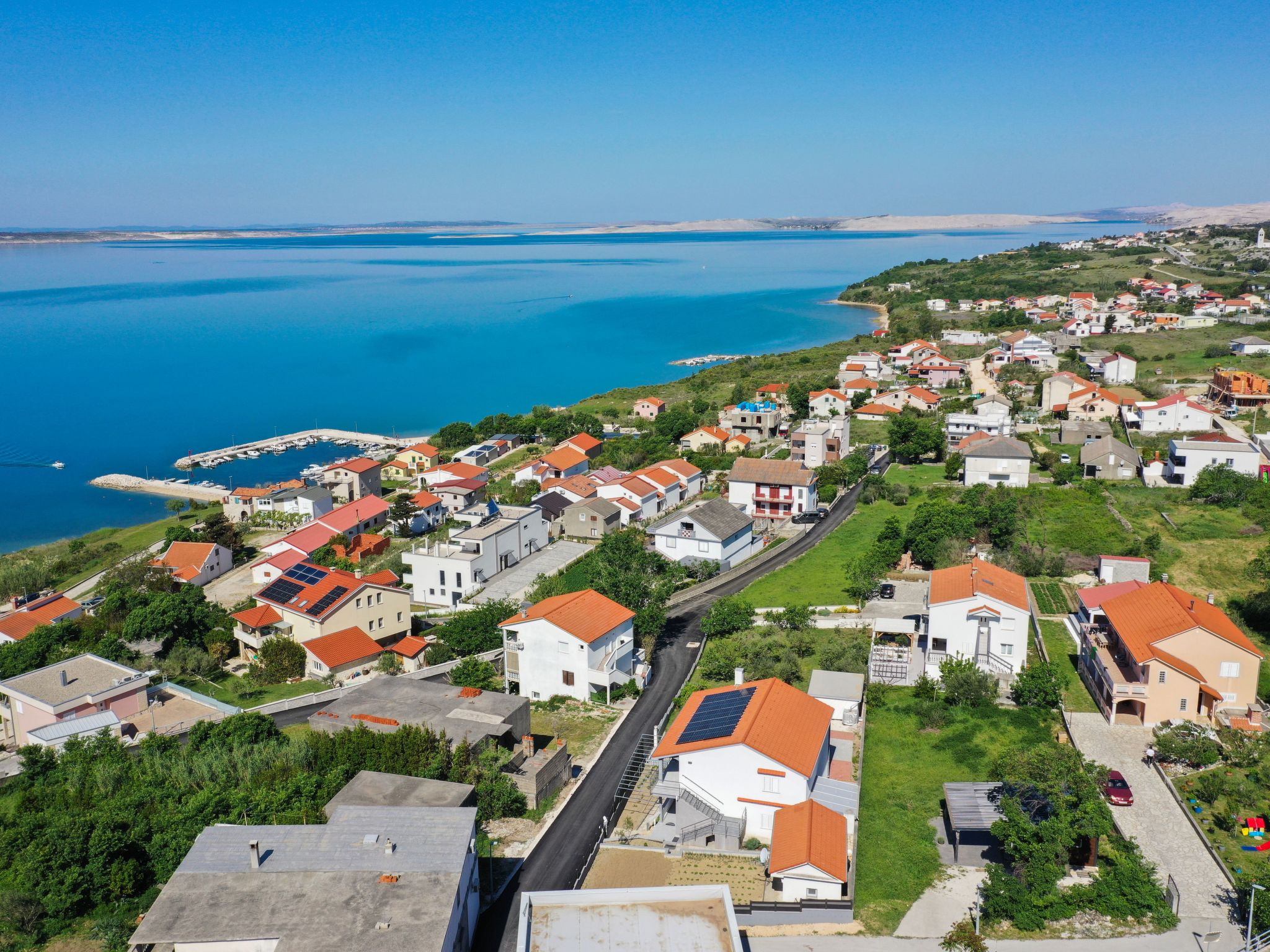 "Zara" mit Blick auf das Wasser-Drinnen