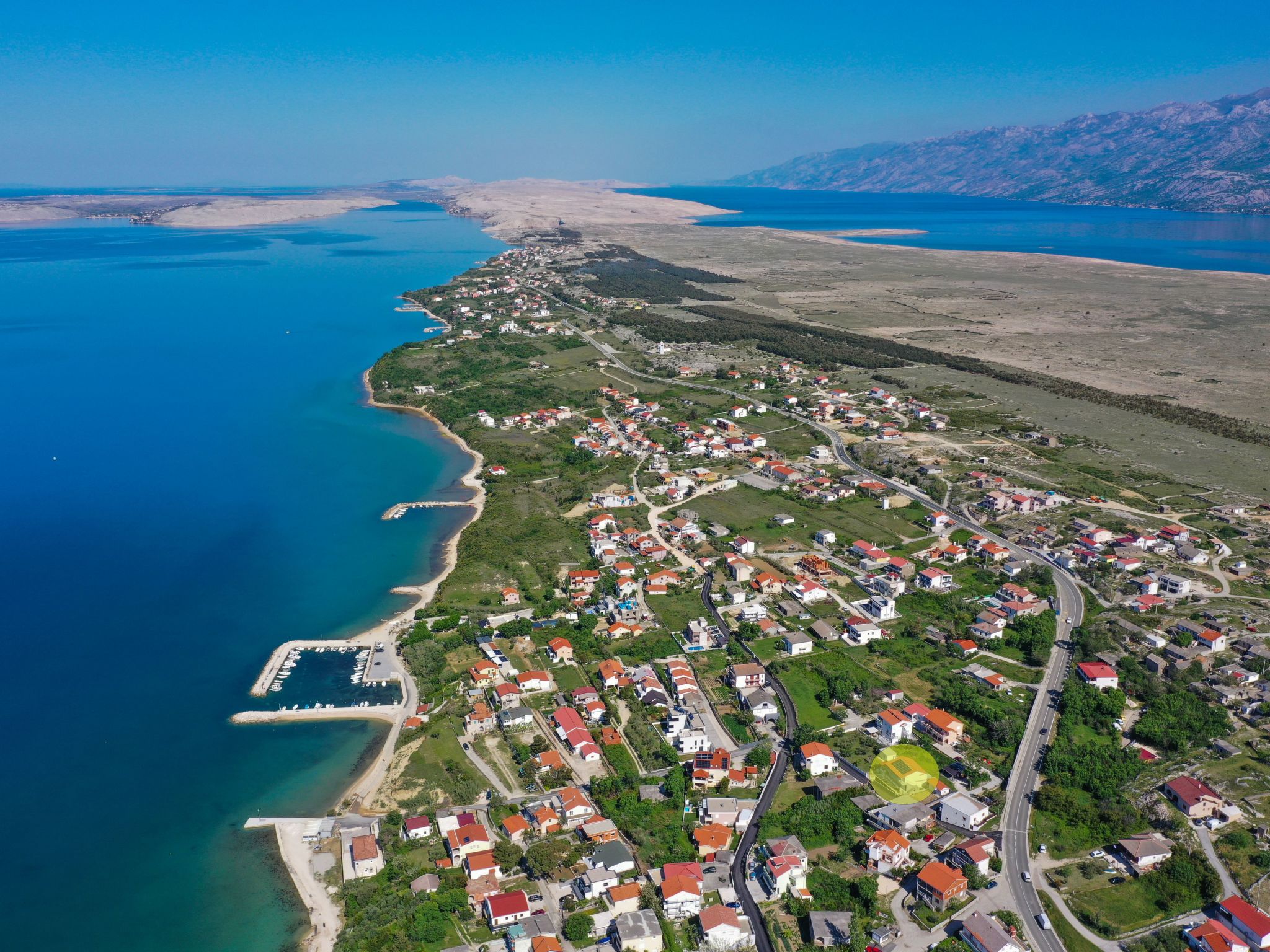 "Zara" mit Blick auf das Wasser-Drinnen
