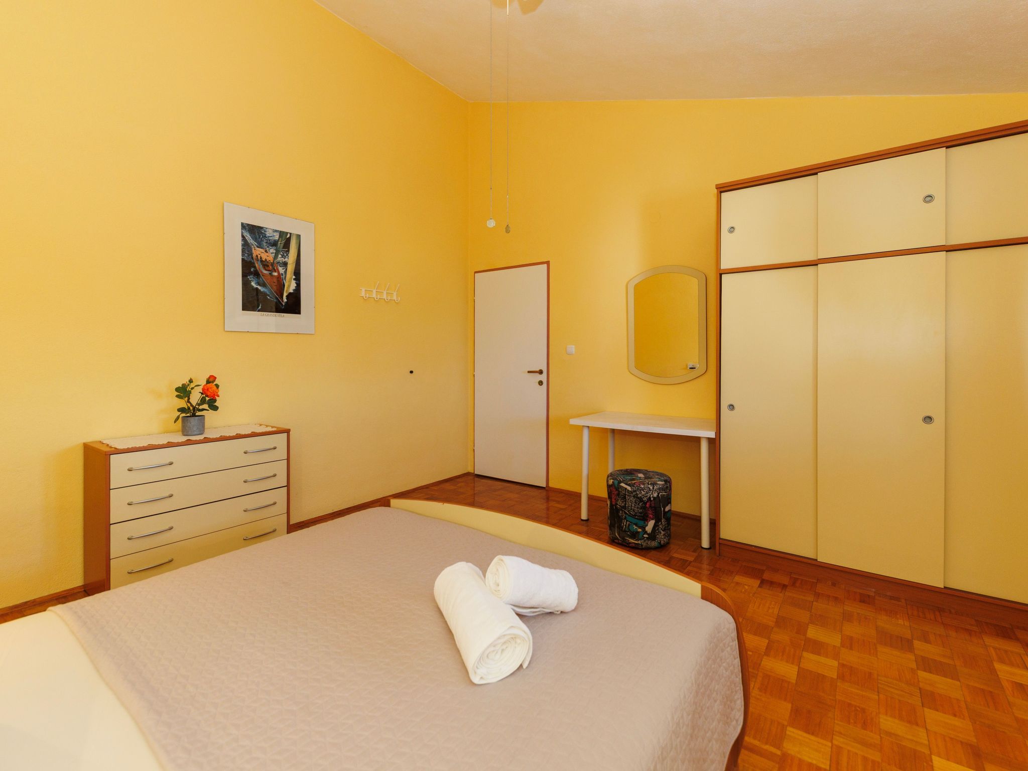 "Zara" mit Blick auf das Wasser-Drinnen