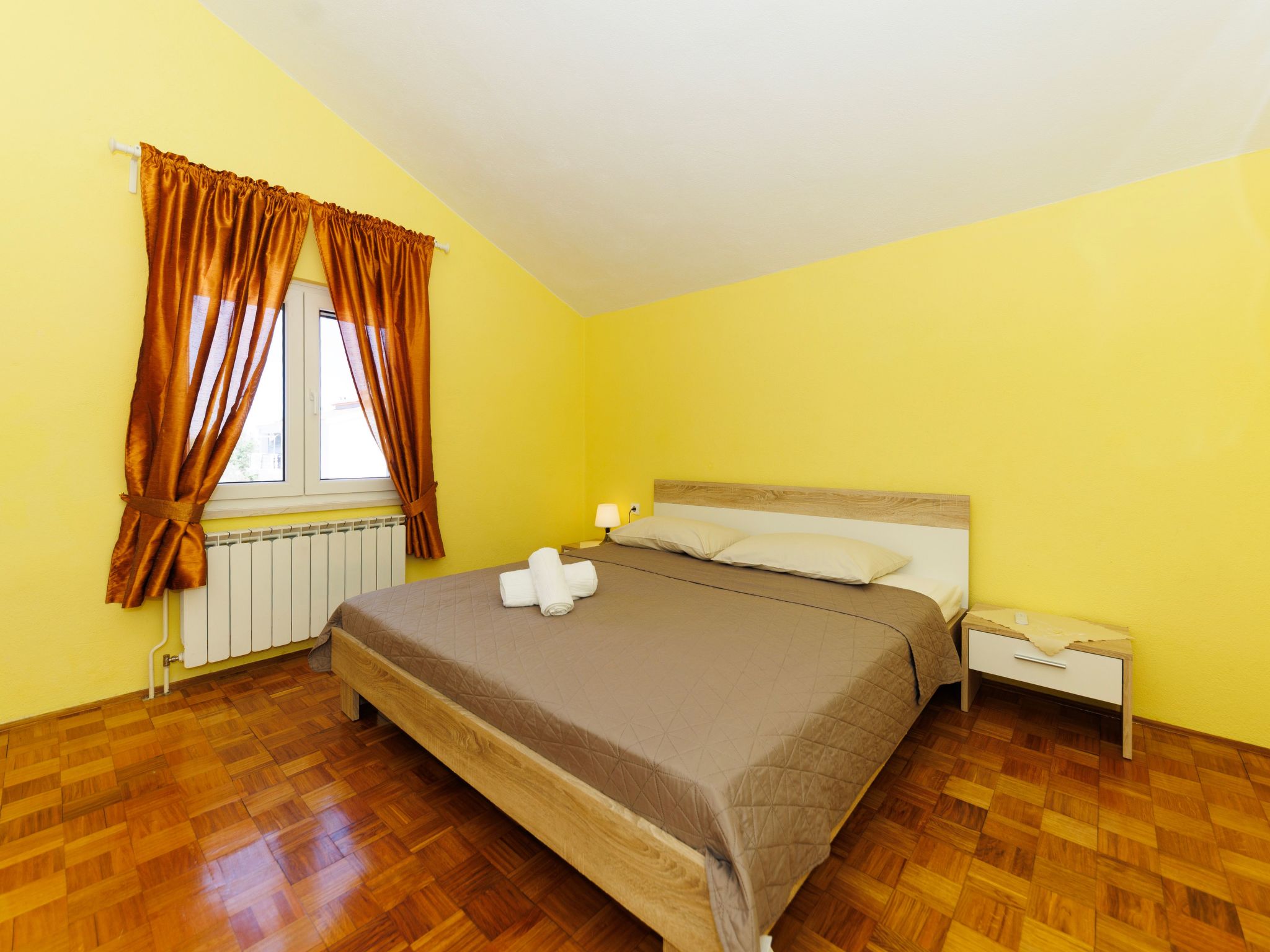 "Zara" mit Blick auf das Wasser-Drinnen